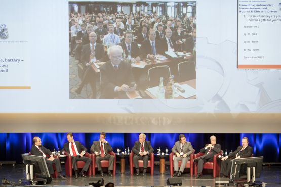 Im Gespräch mit dem Bundesminister für Wirtschaft und Technologie, Dr. Karl-Theodor Freiherr zu Guttenberg (links) und dem Bayerischen Ministerpräsidenten Horst Seehofer (rechts) beim Auftakt der EnergieEffizienz Tour 2009 auf der Internationalen Handwerksmesse (IHM)